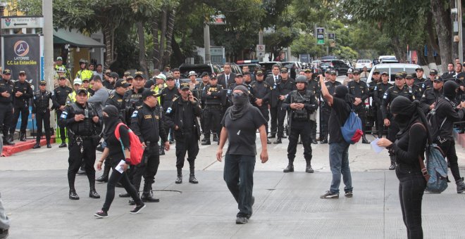 14/01/2020.- Estudiantes son rodeados por miembros de la Policía durante una protesta contra la investidura de Alejandro Giammattei como mandatario del Guatemala. EFE/ Norvin Mendoza