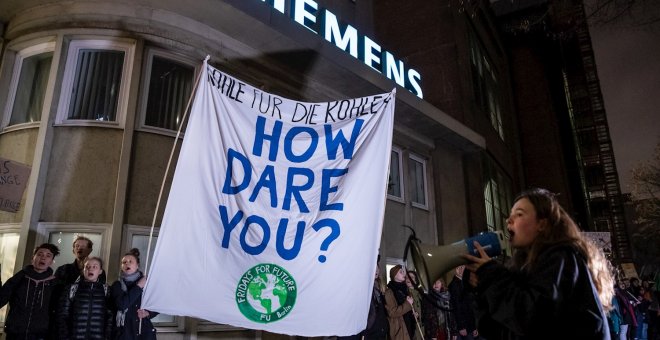 13/01/2020 - Activistas alemanes de Fridays For Future protestan frente a una planta de Siemens AG en Berlin. / EFE - HAYOUNG JEON