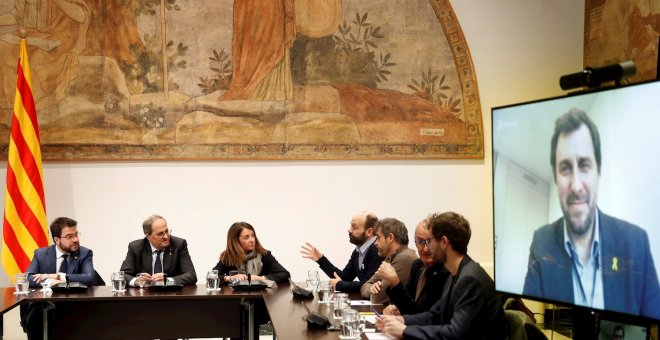 15/01/2020.- El presidente de la Generalitat, Quim Torra (2d), acompañado del vicepresidente, Pere Aragonès (i) , y de la consellera de la Presidencia, Meritxell Budo (3d), junto a representantes de partidos y entidades soberanistas como JxCat, ERC, CUP,