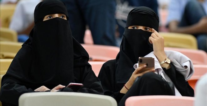 Mujeres saudís, en la semifinal de la Supercopa de España celebrada en Arabia Saudí.  / REUTERS / WALEED ALI