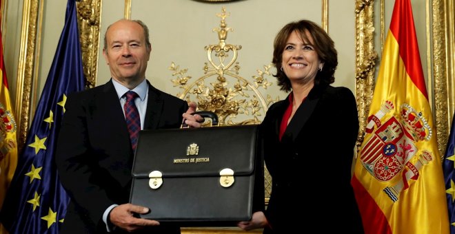 El nuevo ministro de Justicia, Juan Carlos Campo recibe la cartera del ministerio de Justicia, de manos de su antecesora Dolores Delgado, durante el acto de toma de posesión  en el Palacio de Parcent. EFE/Ballesteros