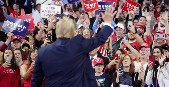 14/01/2020- El presidente Donald Trump saluda a sus partidarios durante un mitin de campaña en Milwaukee, Wisconsin, EEUU. REUTERS / Kevin Lamarque