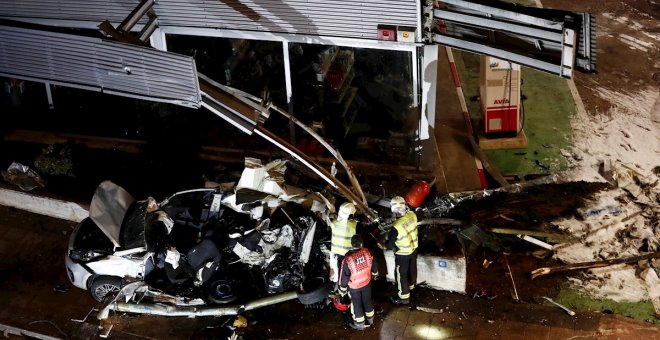 16/01/2020.- Un menor ha fallecido, su hermano se encuentra en estado crítico y su madre herida al ser arrollado el vehículo en el que se encontraban por un autobús en Navarra. / EFE