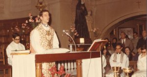 Enrique de Castro oficia su primera misa. / ARCHIVO SAN CARLOS BORROMEO