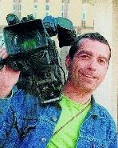 El cámara de televisión José Couso, en Bagdad ante una imagen de Sadam Hussein.