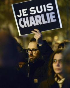 Unas trescientas personas, entre ellas numerosos periodistas y dirigentes políticos, se han concentrado hoy delante de la Embajada de Francia al grito de '¡Libertad de expresión!' para condenar el atentado de hoy en París contra el semanario satírico Char