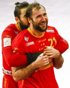 Joan Cañellas celebra con Maqueda la victoria de España sobre Dinamarca. EFE/Diego Azubel