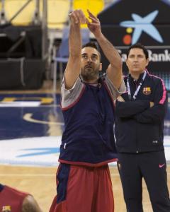Navarro, ante la mirada de Pascual durante el entrenamiento del Barcelona. EFE/Angel Medina G.