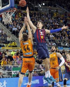 El alero croata del Barcelona, Mario Henzonja intenta superar al ala pivot estadounidense del Valencia Basket Luke Harangody. - EFE