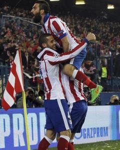 Mario Suárez celebra con Arda Turan el gol ante el Leverkusen. - EFE