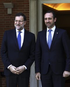 El presidente del Gobierno, Mariano Rajoy, junto al presidente de Baleares, José Ramón Bauzá, a su llegada al Palacio de la Moncloa. EFE/Sergio Barrenechea