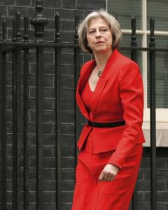 Theresa May llega a Downing Street para entrevistarse con David Cameron tras la victoria en las elecciones. REUTERS/Phil Noble