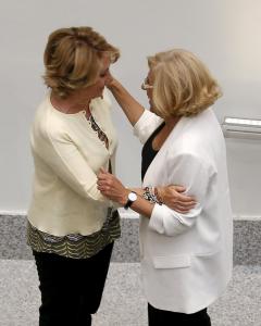 La portavoz del PP en el Ayuntamiento de Madrid, Esperanza Aguirre, felicita a la cabeza de lista de Ahora Madrid, Manuel Carmena, tras su proclamación como nueva alcaldesa de la capital. REUTERS/Andrea Comas