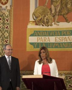 Susana Díaz junto al presidente del Parlamento, Juan Pablo Durán (i), durante el acto institucional de su toma de posesión como presidenta de la Junta de Andalucía./EFE