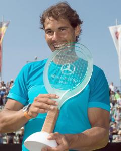 Rafael Nadal con el trofeo de ganador del torneo de Stuttgart. EFE/EPA/MARIJAN MURAT