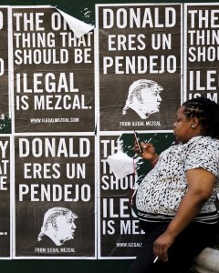 Carteles que critican a Donald Trump./ REUTERS/ Lucas Jackson