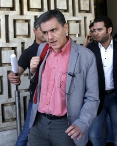 El ministro de Finanzas griego, Euclid Tsakalotos, a su salida del hotel de Atenas donde se han celebrado las negociaciones con la Troika para el tercer rescate del país. REUTERS/Alkis Konstantinidis