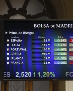 Paneles en la Bolsa de Madrid con información sobre la prima de riesgo. EFE