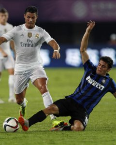 El todavía jugador del Inter de Milan, Mateo Kovacic, trata de quitar un balón a Cristiano Ronaldo, en el partido de pretemporada que jugaron en la ciudad china de Guangzhou. REUTERS/Tyrone Siu