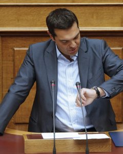 El primer ministro griego, Alexis Tsipras, durante la sesión del Parlamento heleno en la que se votó el tercer rescate. REUTERS/Christian Hartmann