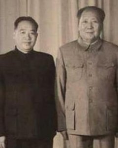 Wang Dongxing junto a Mao.