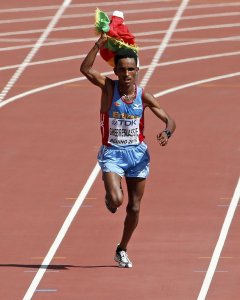 El eritreo Ghirmay Ghebreslassie celebra su triunfo en la maratón del Mundial de Atletismo, en Pekín. REUTERS/Dylan Martinez