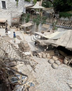 Aspecto de los decorados de la serie 'Juego de Tronos' en el barrio antiguo de Girona. EFE/Robin Townsend