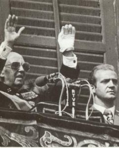 Franco y el Príncipe Juan Carlos en la Plaza de Oriente el 1º de octubre de 1975