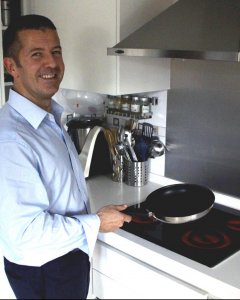 Greg Wells en la cocina de su casa, que funciona en parte gracias a la energía solar. L.V.