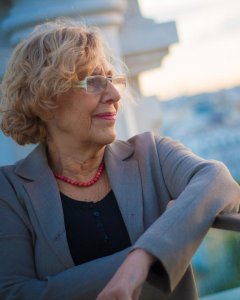 La alcaldesa de Madrid, Manuela Carmena, en la torre más alta del Ayuntamiento de la capital, este jueves 7 de octubre. CHRISTIAN GONZÁLEZ