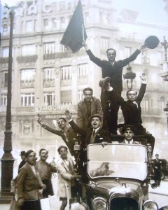 Euforia en Madrid por la proclamación de la Segunda República.
