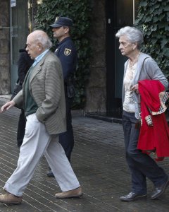 El expresidente de la Generalitat, Jordi Pujol, acompañado de su esposa, Marta Ferrusola, salen de su domicilio de la Ronda General Mitre donde agentes de la Unidad de Delincuencia Económica y Fiscal (UDEF) de la Policía Nacional han entrado esta mañana.