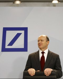 El consejero delegado de Deutsche Bank, John Cryan, a su llegada a la rueda de prensa en la que ha presentado la reestructuración del primer banco alemán. REUTERS/Kai Pfaffenbach