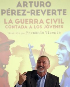 El escritor Arturo Pérez-Reverte ha presentado hoy su libro 'La guerra civil contada a los jóvenes', ilustrado por el pintor Fernando Vicente.