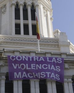 Una pancarta contra la violencia machista en la fachada del Ayuntamiento de Madrid, ciudad donde este sábado se celebra una marcha contra este tipo de violencia. EFE/Fernando Alvarado