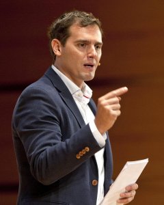 El líder de Ciudadanos (C's), Albert Rivera, en un acto de precampaña en Cádiz donde ha presentado su proyecto de regeneración democrática e institucional. EFE/Román Ríos