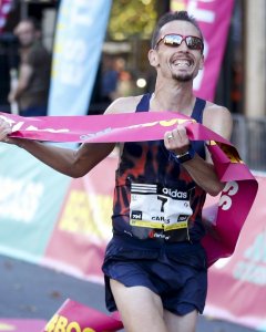 El atleta catalán, Carles Castillejo, se proclama vencedor de la 51 edición de la carrera popular Behobia-San Sebastián, en la que participan 34.000 personas. EFE/Juan Herrero