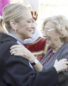 La alcaldesa de Madrid Manuela Carmena, saluda a la presidenta de la Comunidad de Madrid, Cristina Cifuentes, durante la tradicional misa en honor a la patrona de la capital, la Virgen de la Almudena. EFE