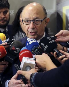 El ministro de Hacienda, Cristóbal Montoro, en declaraciones a los medios de comunicación antes de participar en unacto del IESE Business School. EFE/Ballesteros