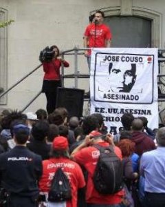 Familiares y amigos de José Couso concentrados ante la embajada de EEUU en Madrid para exigir justicia. EFE