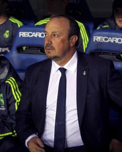 Benítez anoche en el banquillo del estadio Ramón de Carranza. /EFE