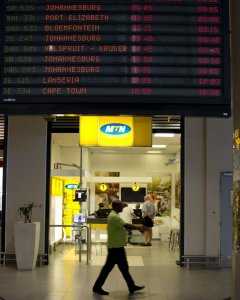 Un viajero pasa por delante de una tienda de la operadora sudafricana MTN, en el aeropuerto Rey Shaka, en Durban (Sudáfrica). REUTERS/Rogan Ward
