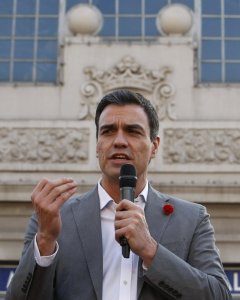 El candidato socialista a la Presidencia del Gobierno, Pedro Sánchez, durante su intervención en el acto público celebrado en la plaza 25 de Mayo de Alicante, con motivo de las elecciones del próximo domingo. EFE/Morell