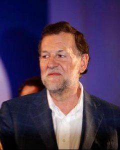 Mariano Rajoy al inicio del mitin central de su partido hoy en A Coruña. Rajoy ha llegado al recinto sin gafas tras ser agredido por un joven mientras daba un paseo por Pontevedra. EFE/Cabalar