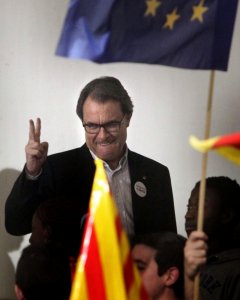 El presidente de la Generalitat en funciones, Artur Mas, saluda a los asistentes a su llegada al mitin final de campaña de Democràcia i Llibertat (DiL) en Barcelona. EFE/Marta Pérez