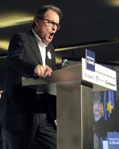 El presidente de la Generalitat en funciones, Artur Mas, durante su intervención en el mitin final de campaña de DiL en Barcelona. EFE/Marta Pérez