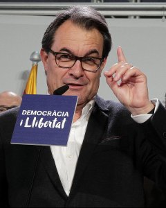 El candidato de Democràcia i Llibertat, Francesc Homs, y el presidente de CDC, Artur Mas, durante su comparecencia para valorar los resultados de su formación en las elecciones generales del 20-D. EFE/Alberto Estévez.