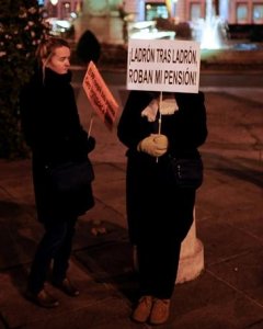 Una mujer sostiene una pancarta en una manifestación contra los recortes, en Madrid. AFP