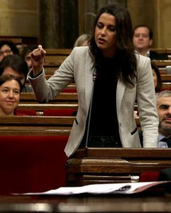 La líder de Ciutadans (C's), Inés Arrimadas, interpela al presidente de la Generalitat, Carles Puigdemont