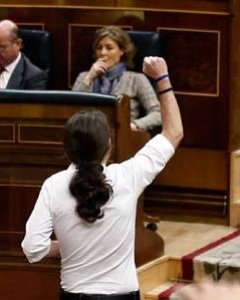 Pablo Iglesias slauda a su bancada con el puño en alto. / ANDREA COMAS (REUTERS)